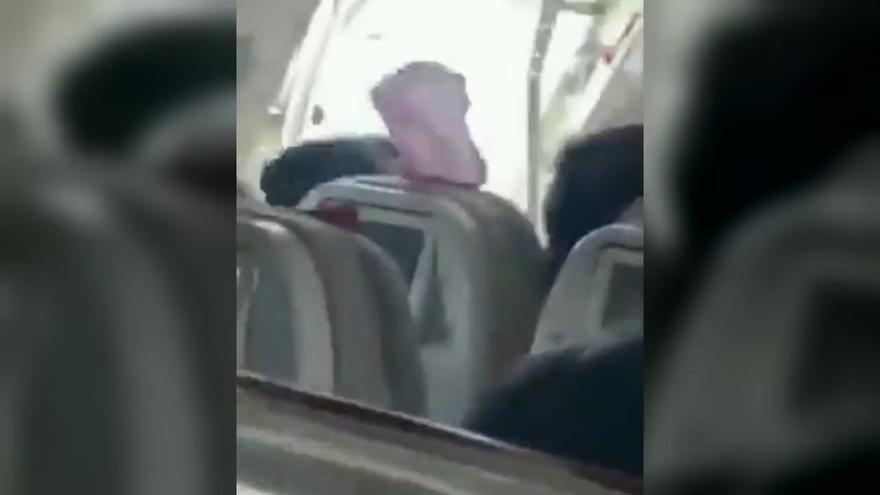 Un home obre la porta d’un avió en ple vol perquè estava «sufocat»