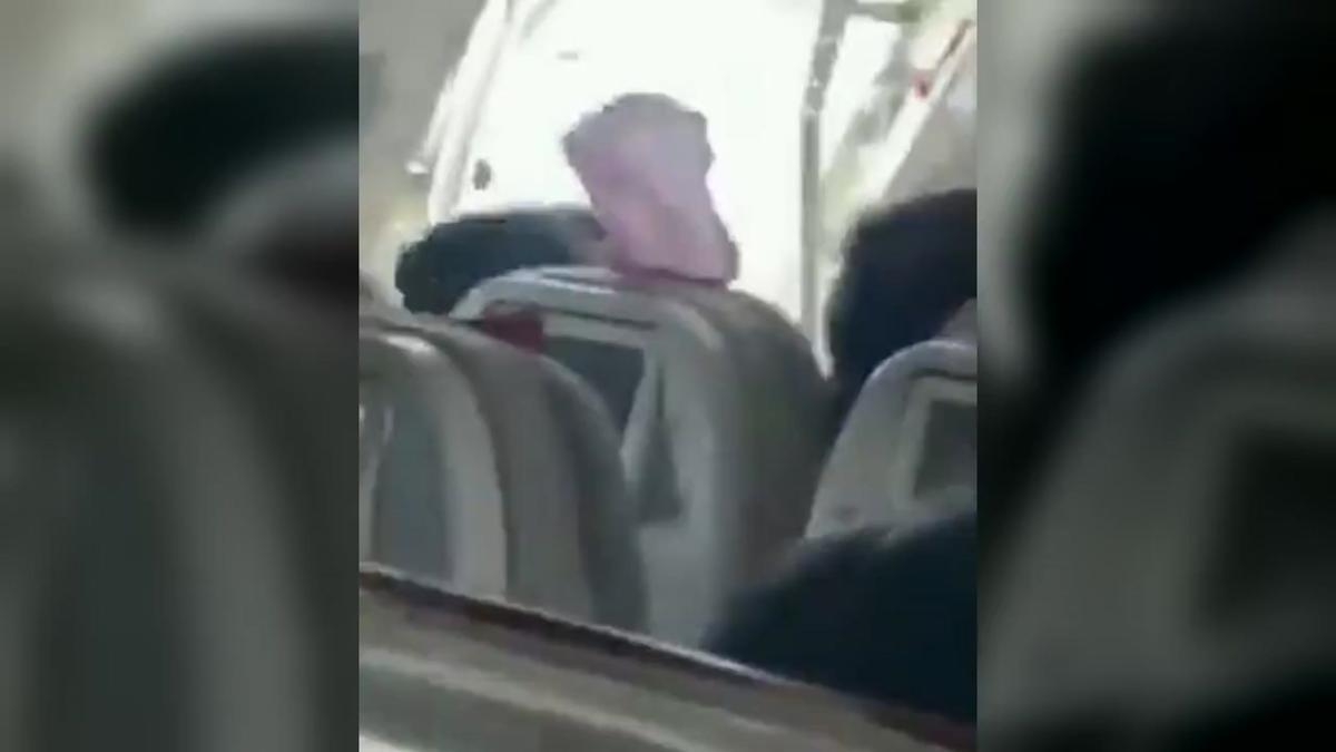 Vídeo | L’home que va sembrar el pànic a l’obrir la porta d’un avió en ple vol va dir que estava «sufocat»