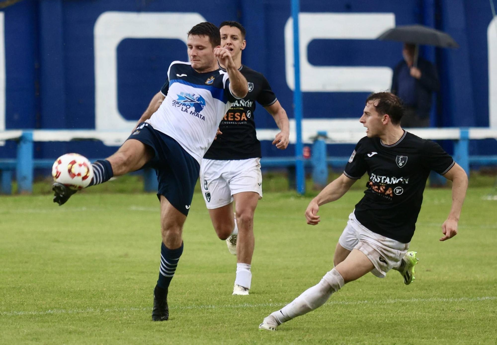 El Lealtad celebra una victoria en el campo del Mosconia que puede valer un play-off de ascenso a Segunda Federación