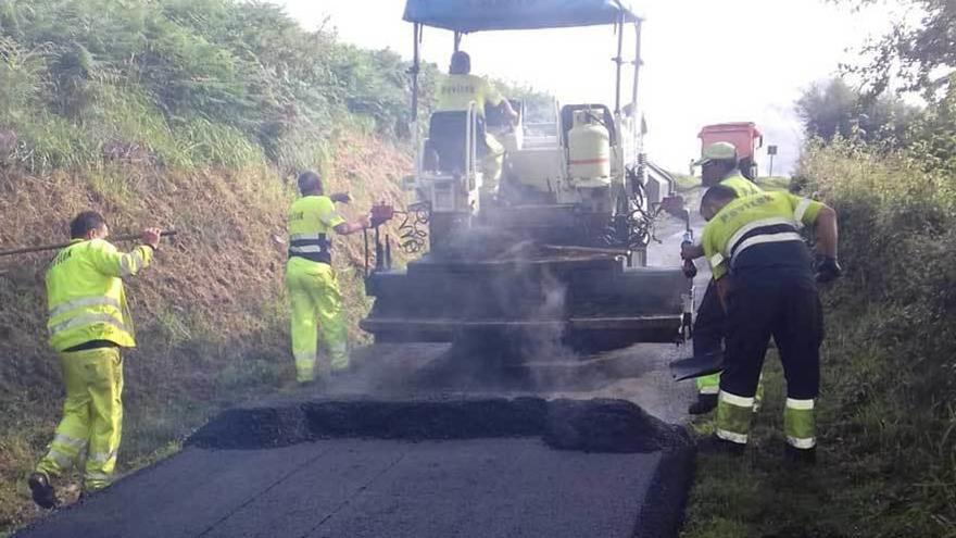 Los operarios trabajan en el asfaltado de una de las carreteras del Angliru.