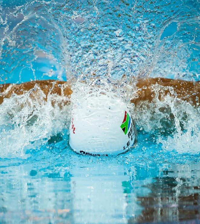 El sudafricano Chald le Clos durante la eliminatoria masculina de los 50m mariposa en los Campeonatos del Mundo de Natación en Piscina Corta en Hangzhou (China)