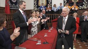 L’escriptor Eduardo Mendoza rep avui el premi Cervantes de mans del rei Felip.