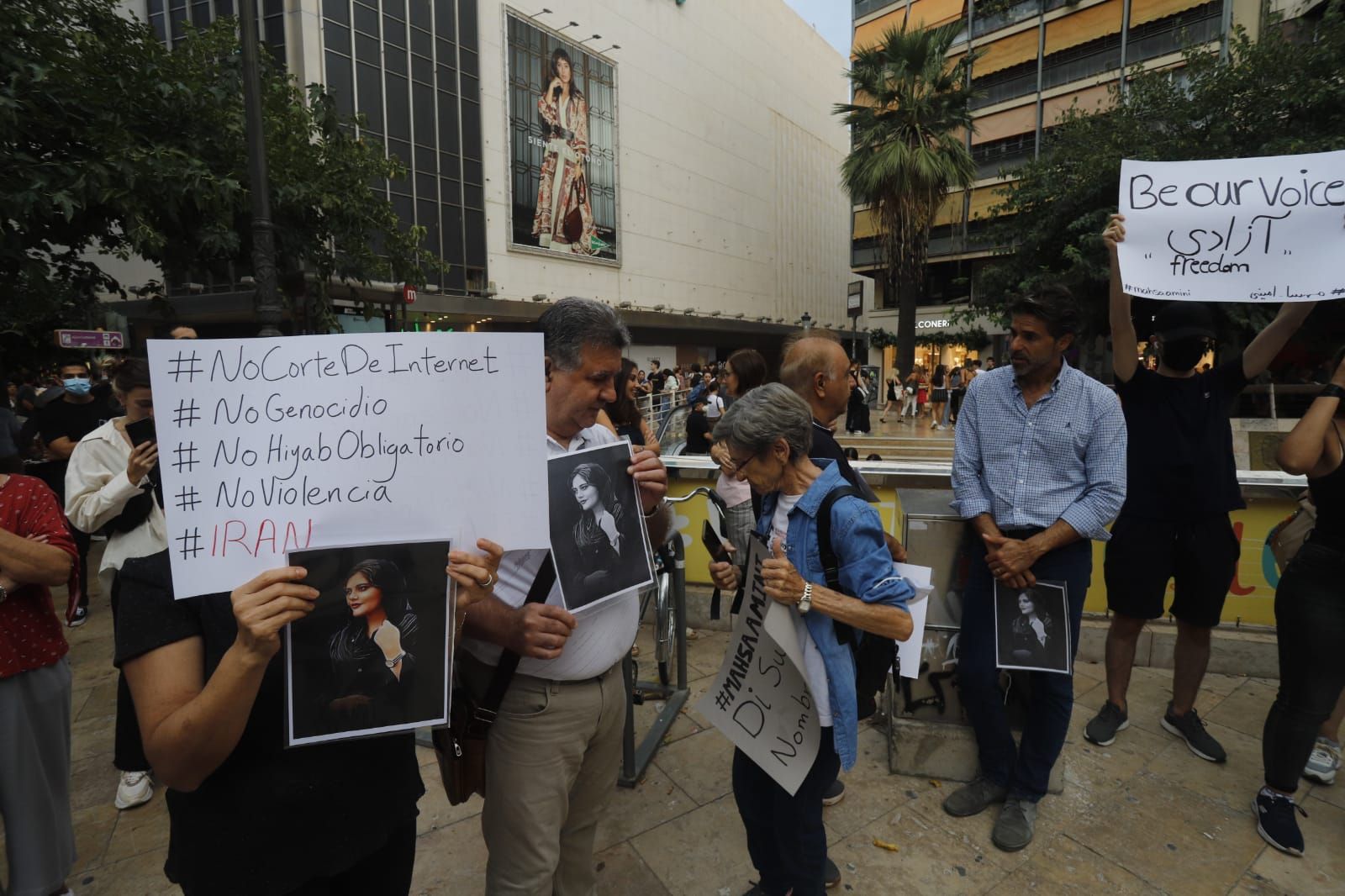 Concentración en València contra el asesinato de Masha Amini.