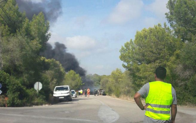 Das Fahrzeug brannte am Freitagabend (25.8.) völlig aus, die Flammen griffen auf den umliegenden Wald über. Die Fahrgäste konnten rechtzeitig aussteigen, niemand wurde verletzt.