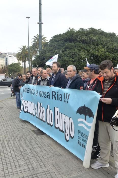 Los mariscadores se manifiestan para exigir el saneamiento de la ría de O Burgo