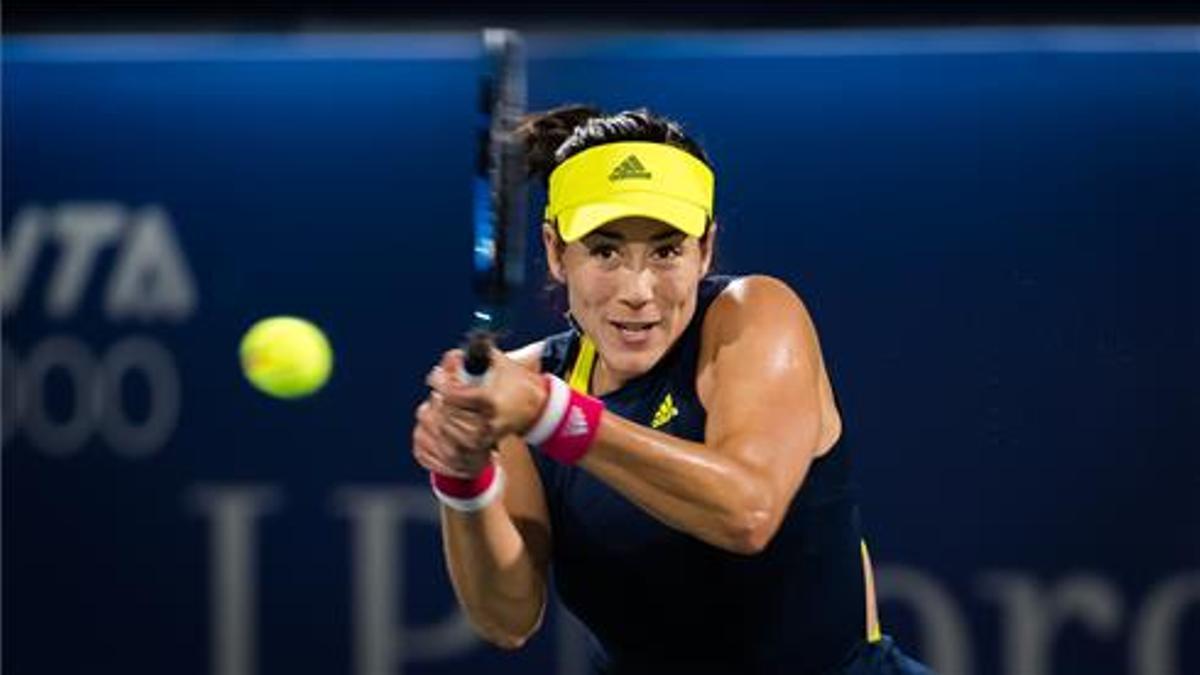 Muguruza devuelve un revés.