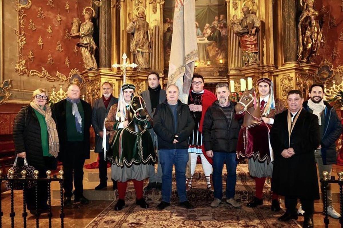 Los 'cavallets' y el Estendard, con las autoridades, en la parroquia de la Mare de Déu dels Àngels.