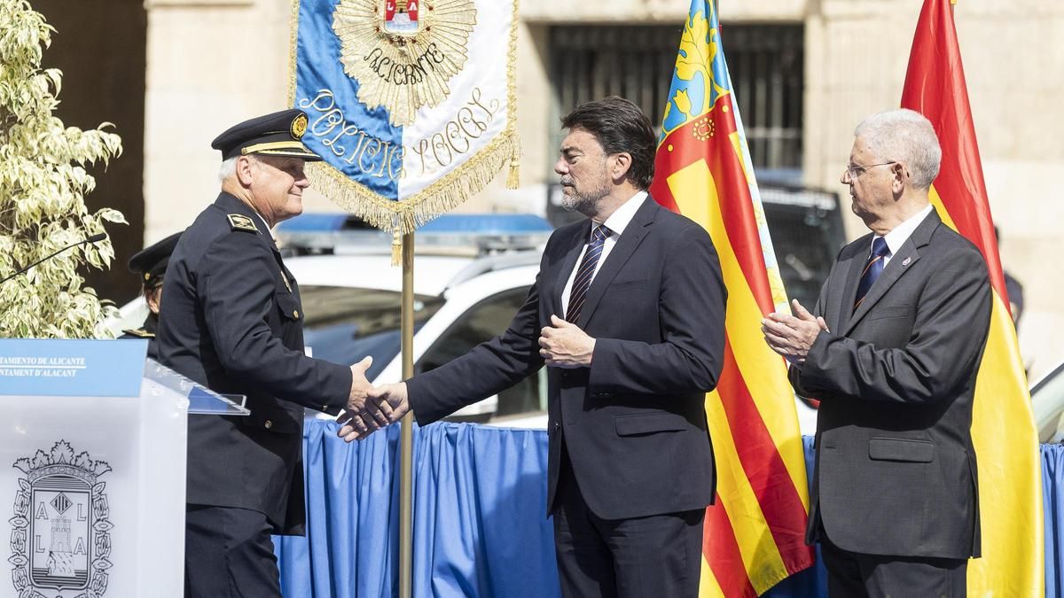 El alcalde de Alicante, Luis Barcala, saluda al jefe de la Policía Local, José María Conesa, en presencia del edil de Seguridad, Julio Calero, en un acto de la Policía Local