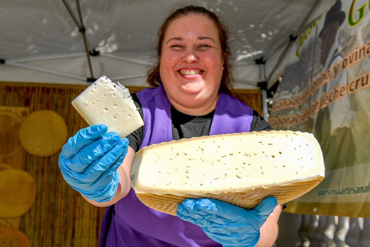 La productora Loli Vizcaíno de Quesería Guedes, ayer en la Feria del Queso de Guía.