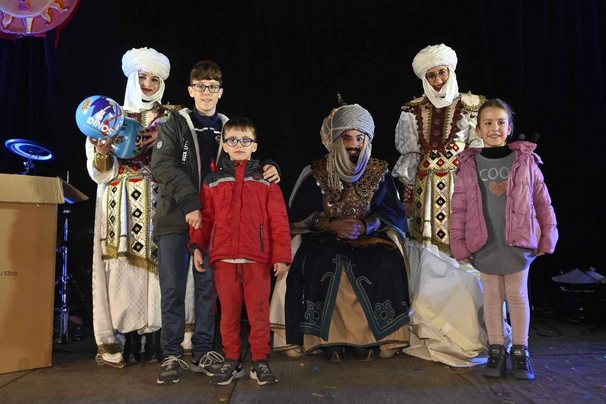 Los peques de Castelló entregan al Cartero Real las misivas con sus deseos. Encuentra tu foto.