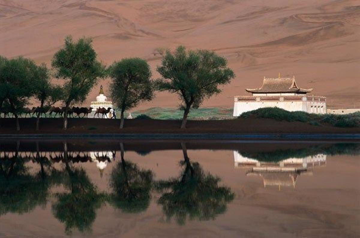 Monasterio en el oasis de Badain Jaran, en China.