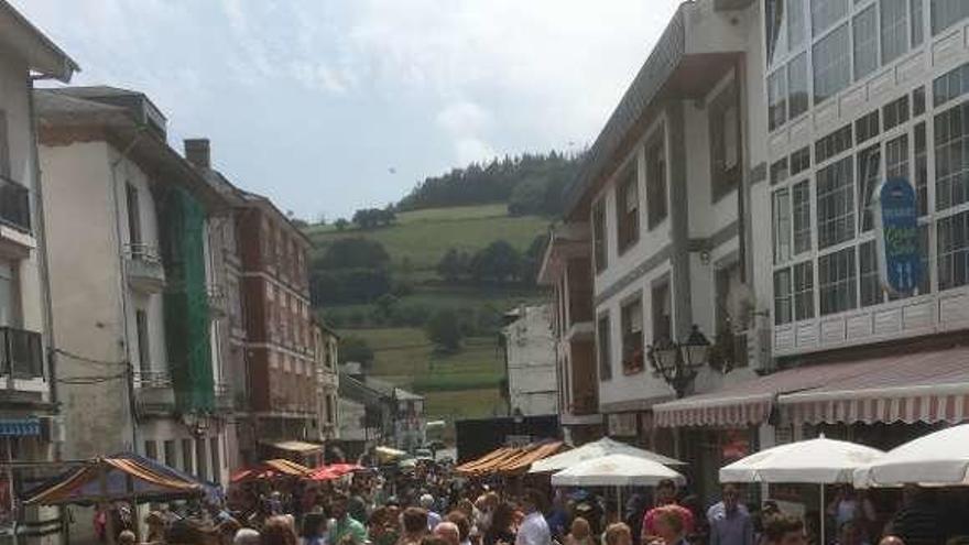 Ambiente festivo en las calles de Navelgas en la pasada edición del Día de los pueblos de Asturias.