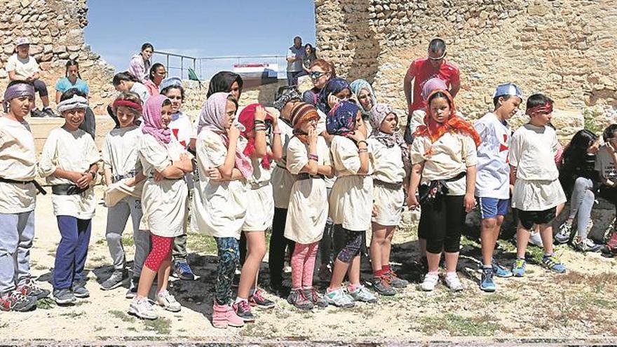 Niños de Alcalà recrean la historia local en el castillo