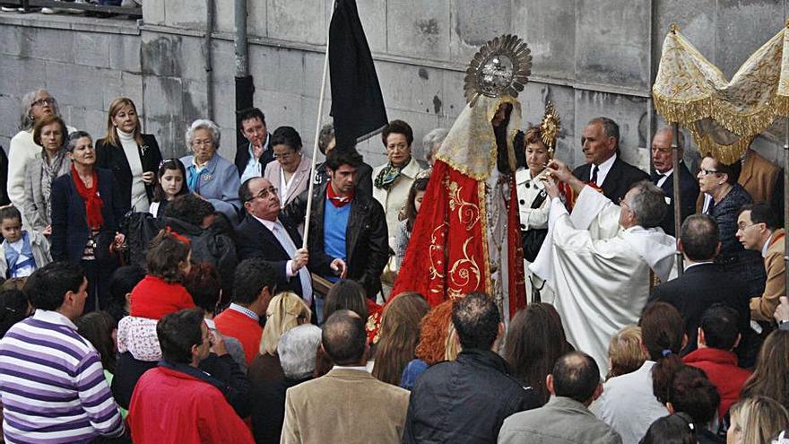 Retirando el velo a la Virgen del Rosario en una pasada Semana Santa.