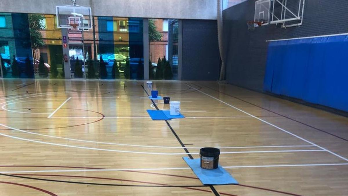 Cubos en la pista del pabellón La Bosca de Burriana.