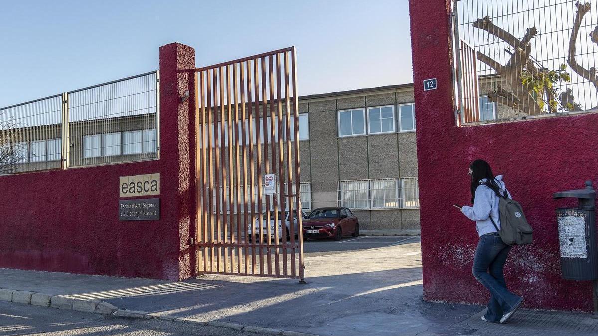La consellera de Educación inspecciona la Escuela de Arte para comprobar el mal estado de las instalaciones