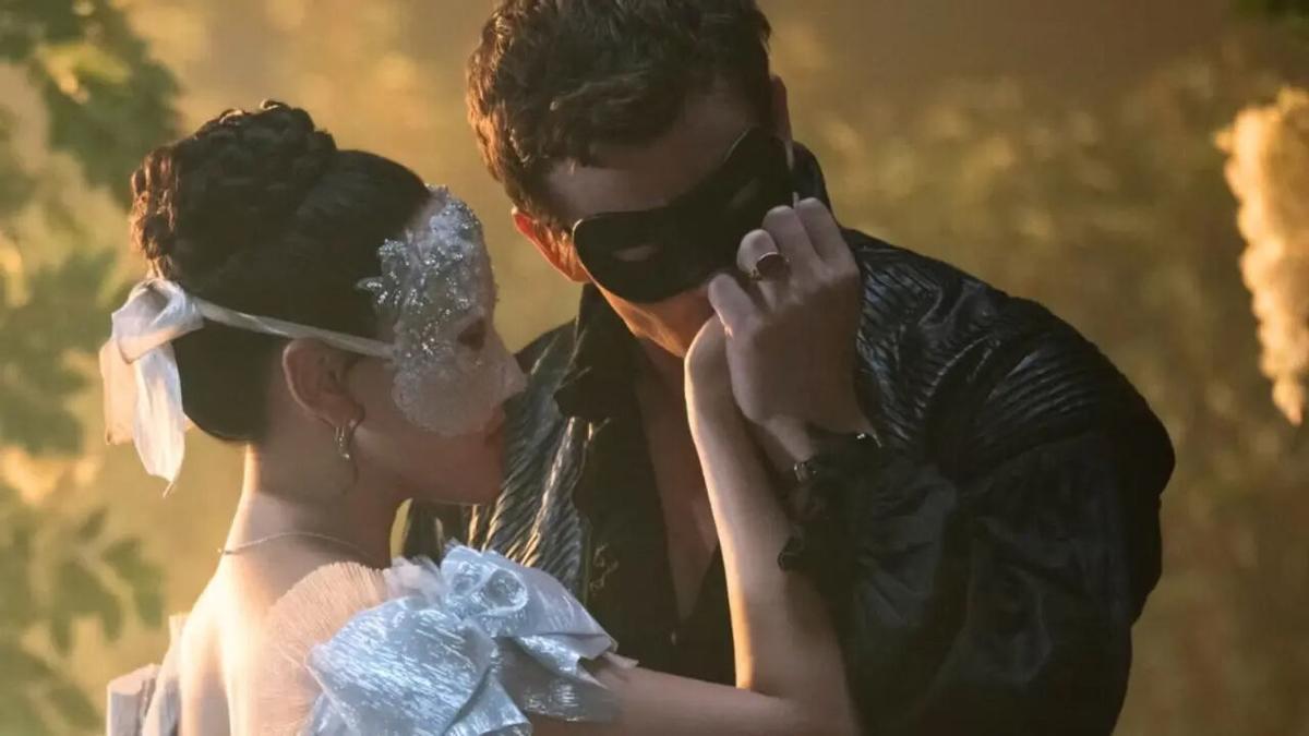 Imagen de Benedict Bridgerton besando la mano de Sophie Baek en la cuarta temporada de 'Los Bridgerton'