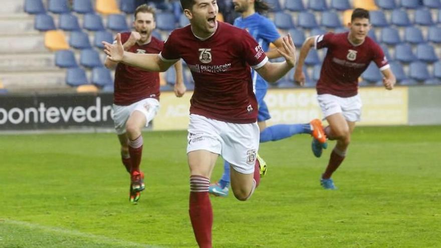 Javier Bonilla celebra uno de sus goles con el Pontevedra esta temporada.