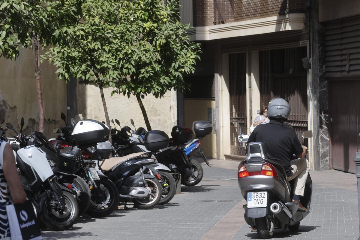 El conductor de una motocicleta busca aparcamiento en el Centro de Córdoba.