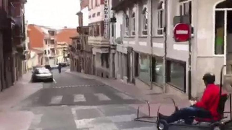 Un coche «loco» por una de las calles del centro de la ciudad.