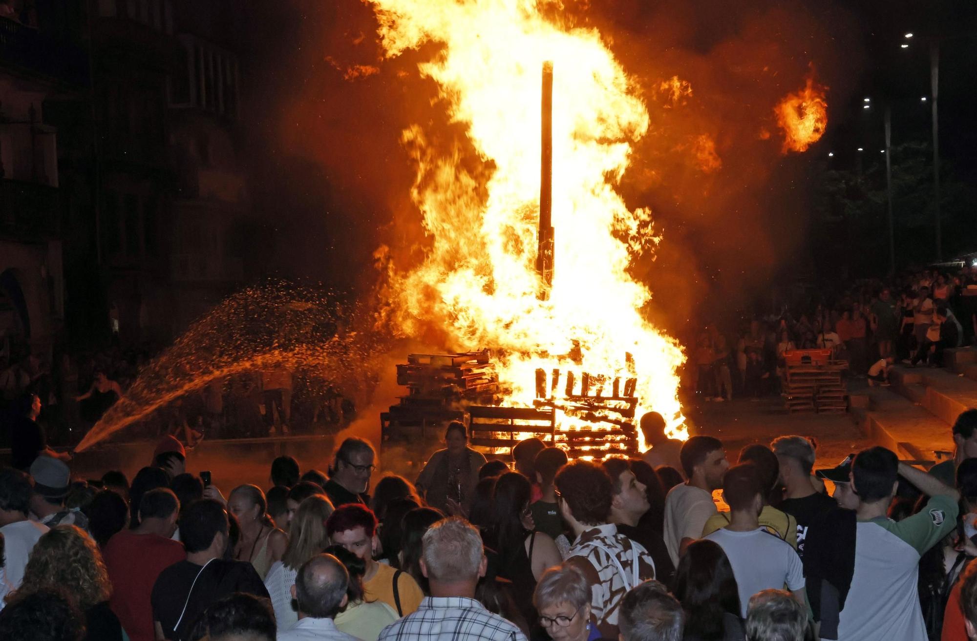 Ambientazo en las playas y plazas llenas para celebrar la noche meiga