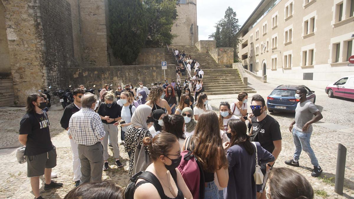 Protesta d'estudiants de la UdG en contra del requisit de la tercera llengua per obtenir el títol