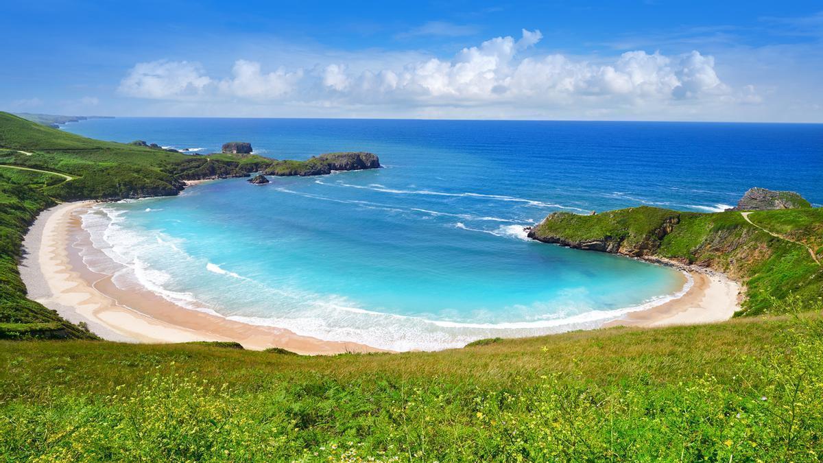 La playa del norte de España de aguas turquesa y arena blanca que recuerda a las del Caribe