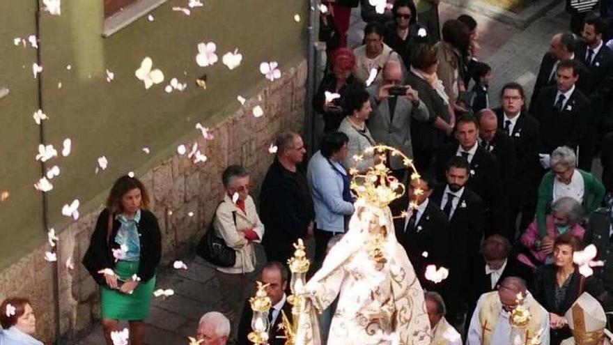 Los costaleros, llevando la imagen durante la procesión con motivo de la coronación canónica de la Virgen en octubre del año pasado.