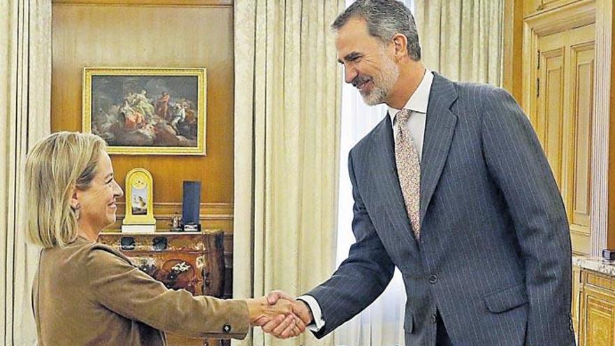 Oramas estrecha la mano de Felipe VI durante un encuentro integrado en la ronda de contactos para formar gobierno.