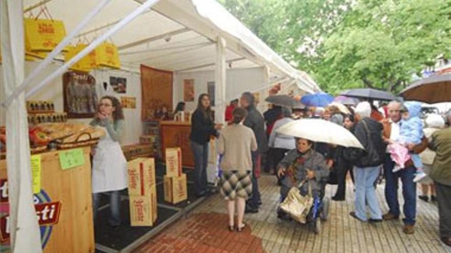 Niños, feriantes y artesanos bajo cubierto