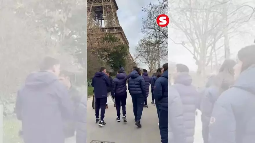 Paseo de activación del Barça por la Torre Eiffel