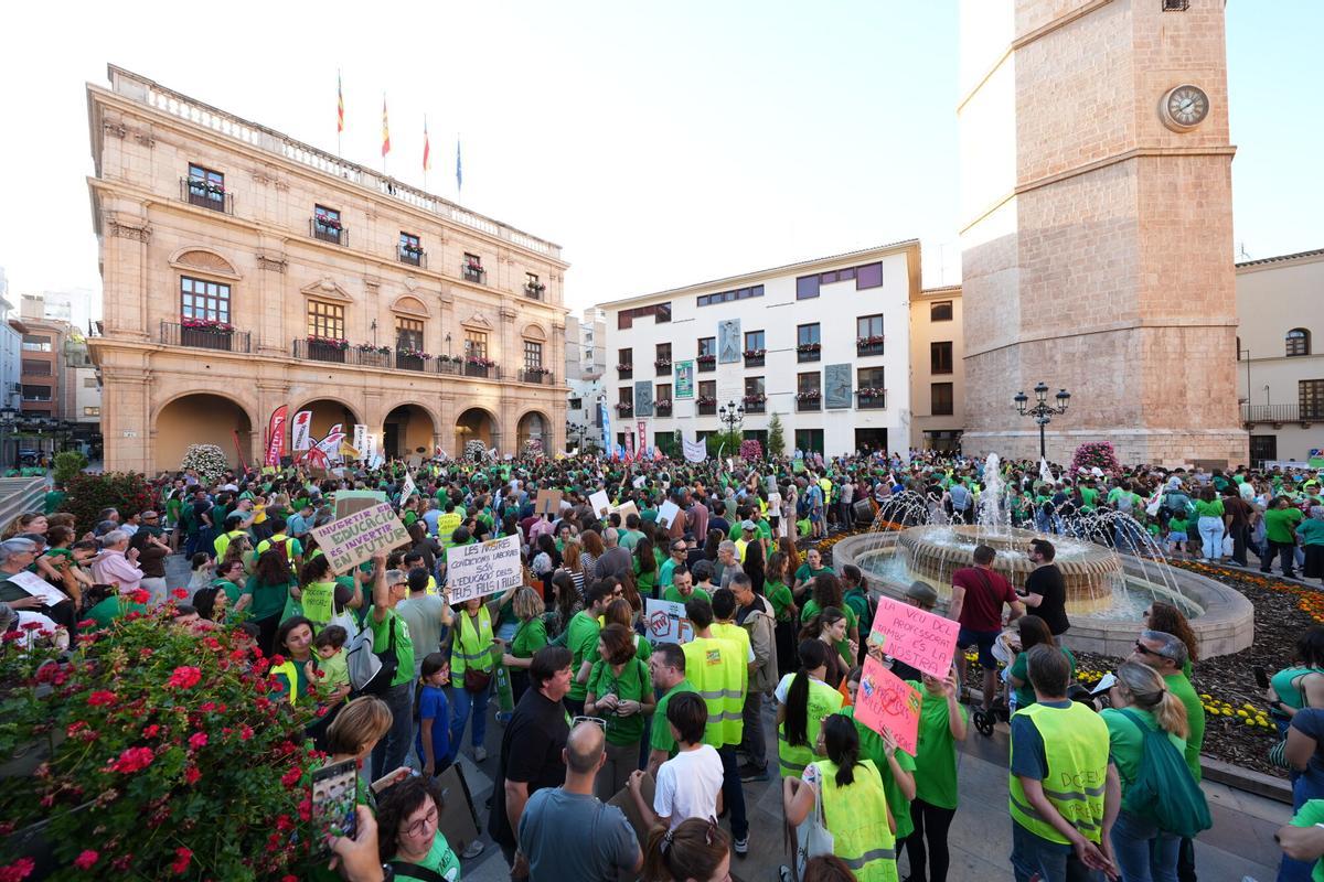 El profesorado protagoniza una histórica y multitudinaria manifestación en Castelló