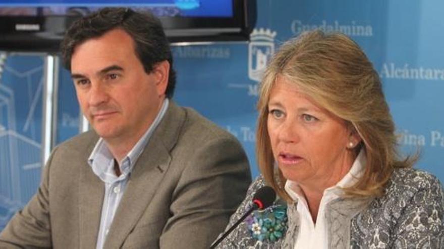 El portavoz del PP, Félix Romero, y la alcaldesa de Marbella, Ángeles Muñoz.