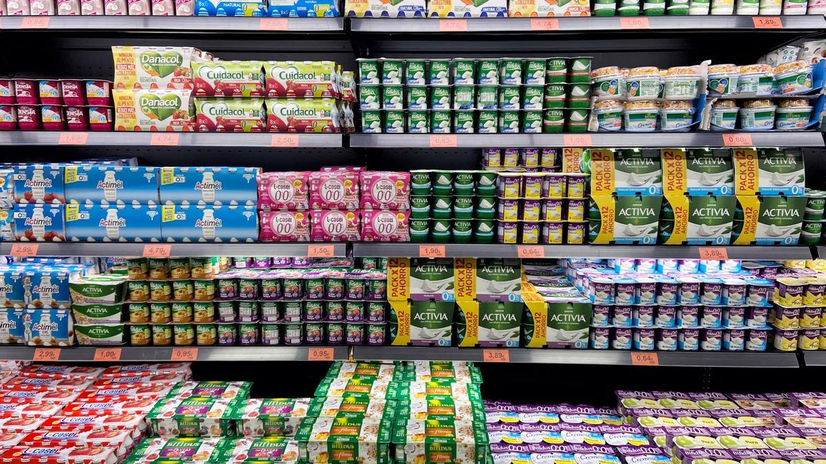 Archivo - Arquivo - Sección de iogures e lácteos nun supermercado de Madrid.