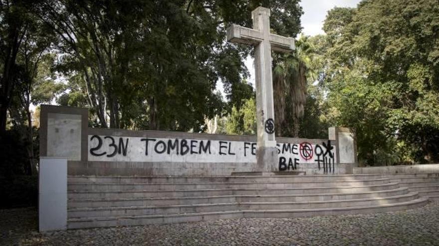 Una de las pintadas que ha recibido la Cruz en los últimos tiempos.