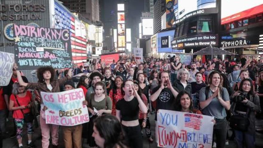 Un grup de dones, manifestant-se contra Kavanaugh.