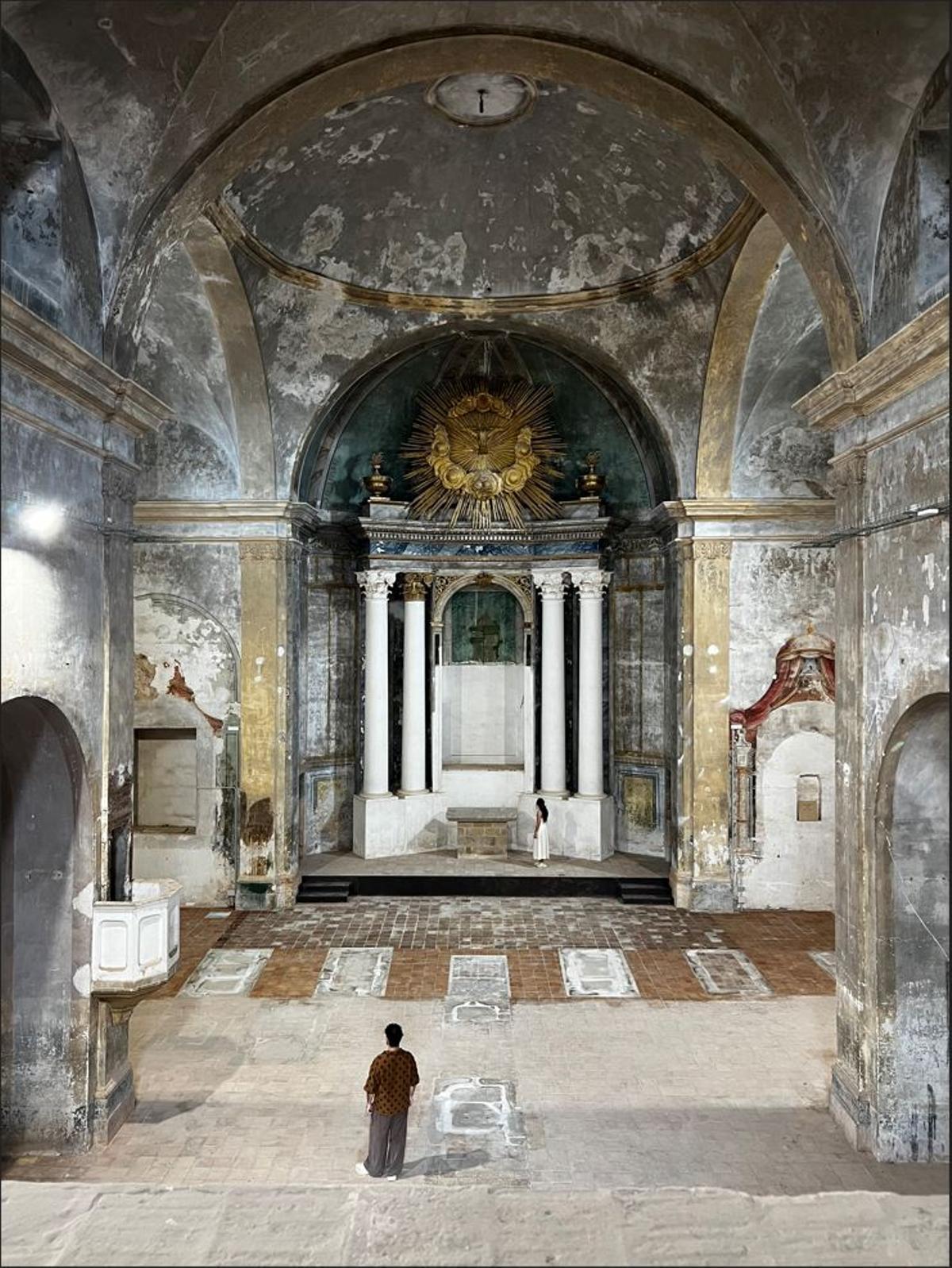 L'interior de l'església de Sant Feliu de Lladó que l'Ajuntament vol fer servir com a espai cultural.