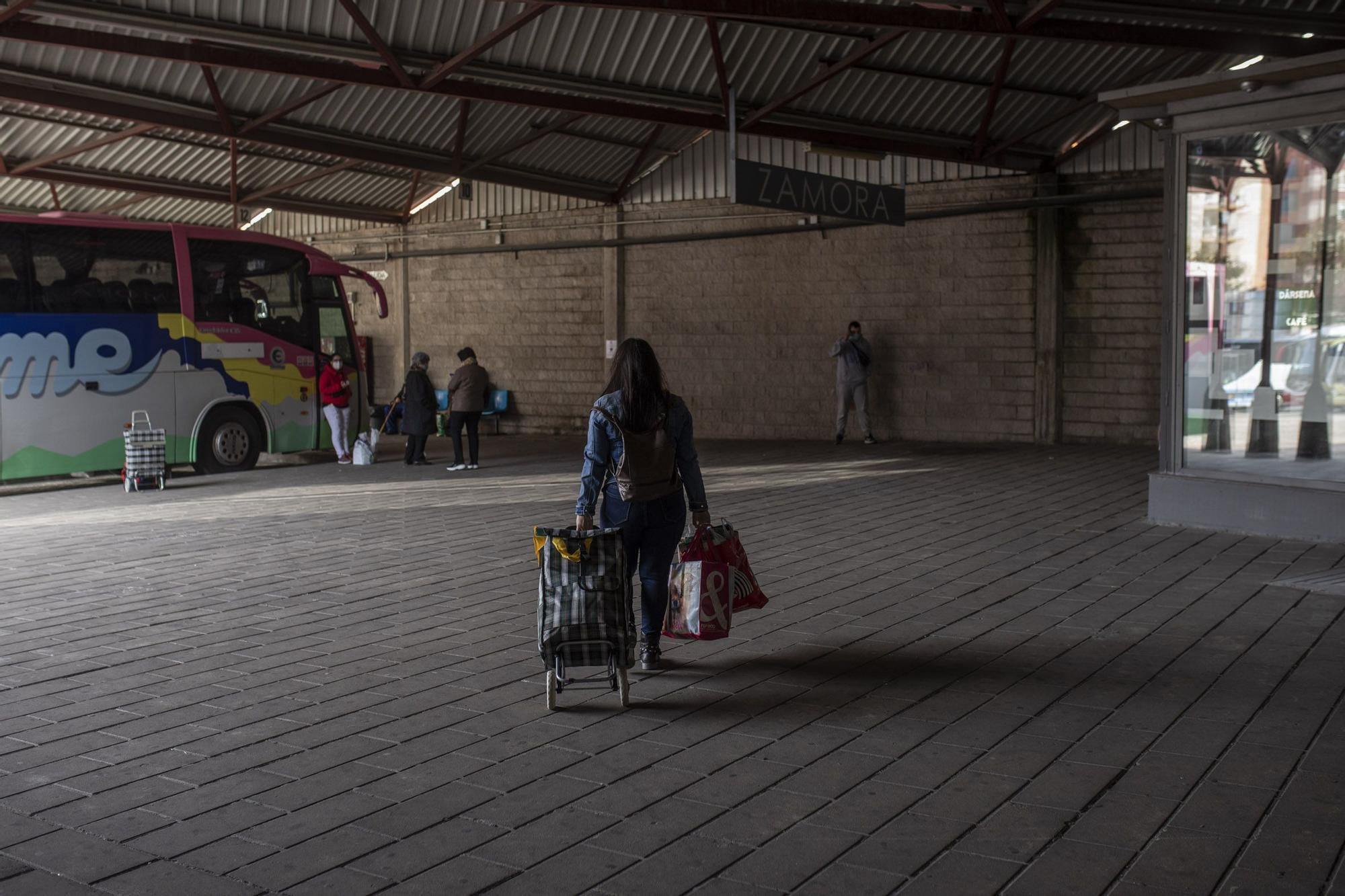 Zamora, vidas al límite | La estación de autobuses languidece sin viajeros