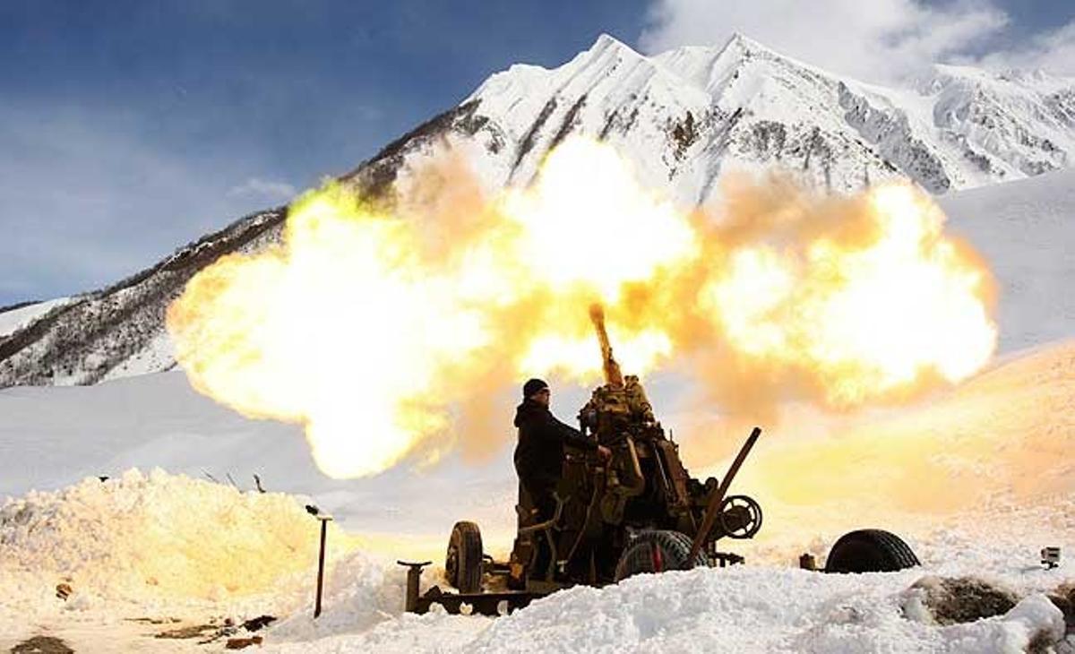 Un membre dels serveis d’emergència dispara un projectil cap als vessants superiors de la muntanya per netejar la neu acumulada sobre la carretera transcaucàsica al sud de Rússia. Les allaus són una amenaça constant en aquesta carretera, que és l’única ruta que connecta Rússia i Odessa del sud.