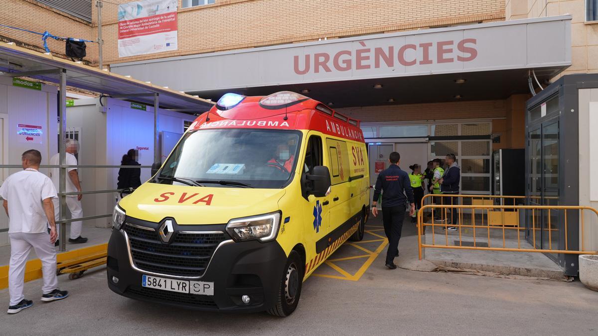Una ambulancia en el servicio de Urgencias del Hospital General.