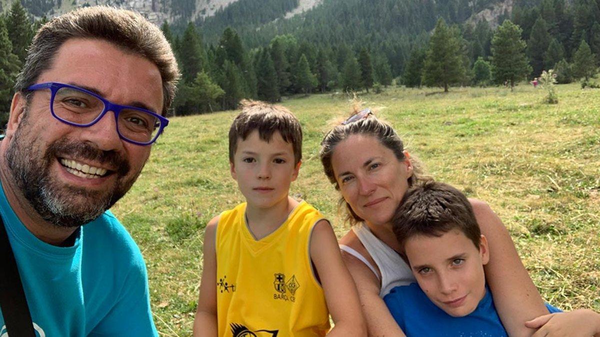 Josep Salvat, con su familia en una imagen reciente