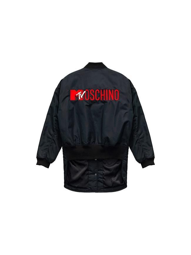 Todas las imágenes de la colección de Moschino x H&M: bomber larga con logo