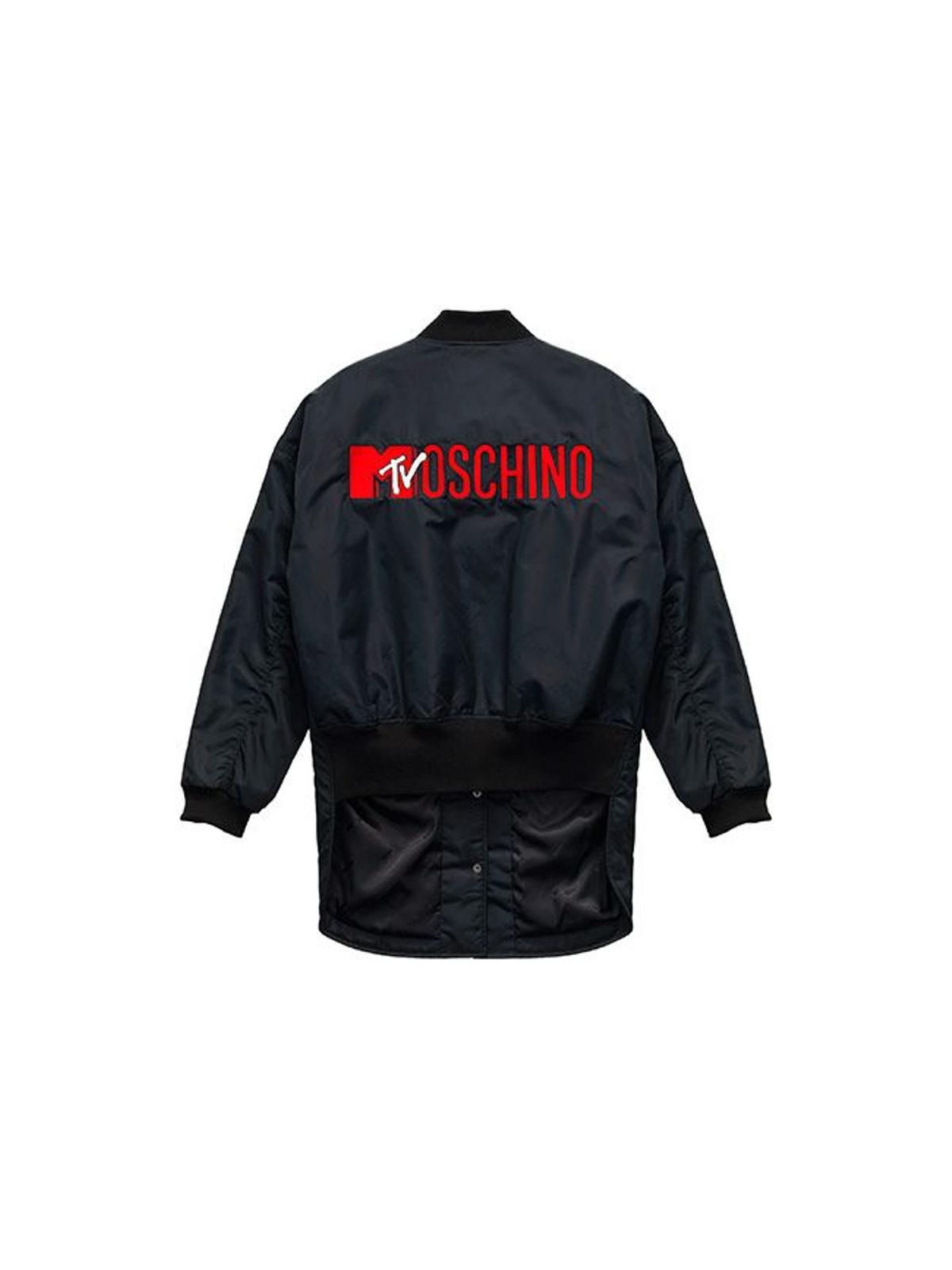 Todas las imágenes de la colección de Moschino x H&amp;M: bomber larga con logo