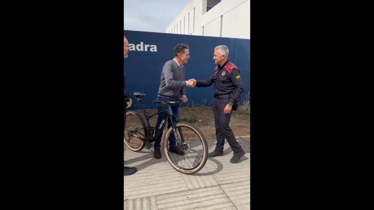 Els Mossos, en el moment de l'entrega de la bici recuperada a Miguel Induráin. / MOSSOS D'ESQUADRA