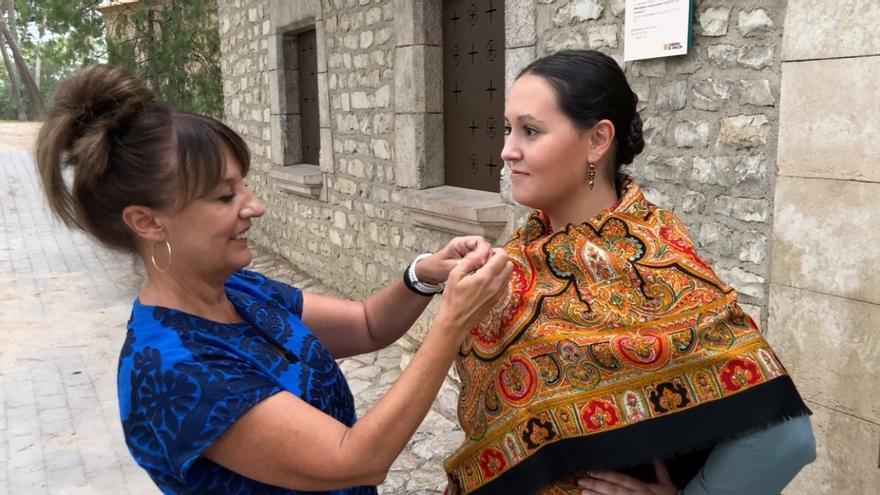 Así se coloca el mantón de lana para la Ofrenda de Flores.