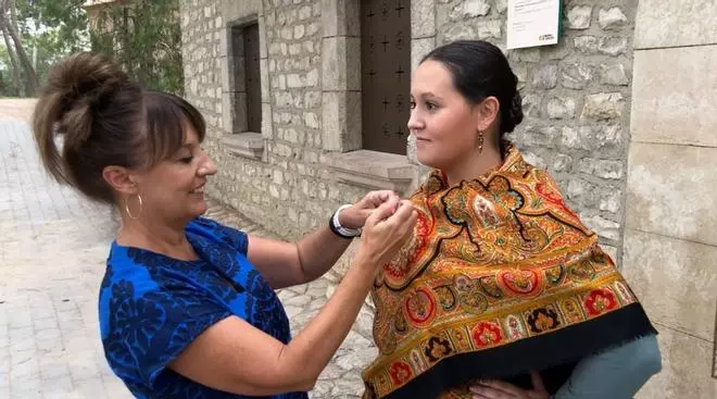 Así se coloca el mantón de lana de las Fiestas del Pilar