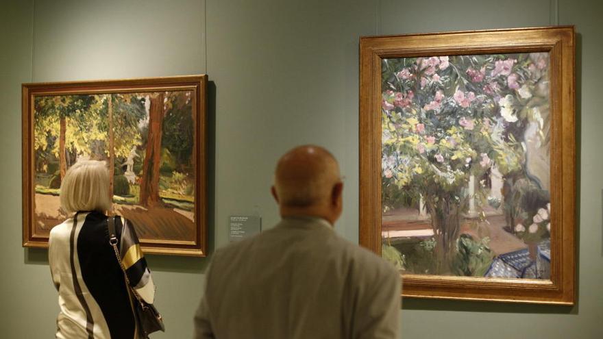 Dos visitantes observan los dos cuadros del pintor Joaquin Sorolla que hoy han sido presentados en el Museo San Pio V.