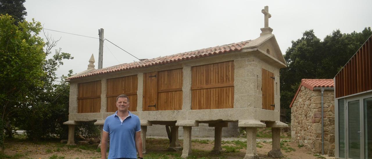 El concejal de Patrimonio de Meis, José Ramón Juviño, junto al hórreo de San Martiño de Meis recientemente rehabilitado por el Ayuntamiento