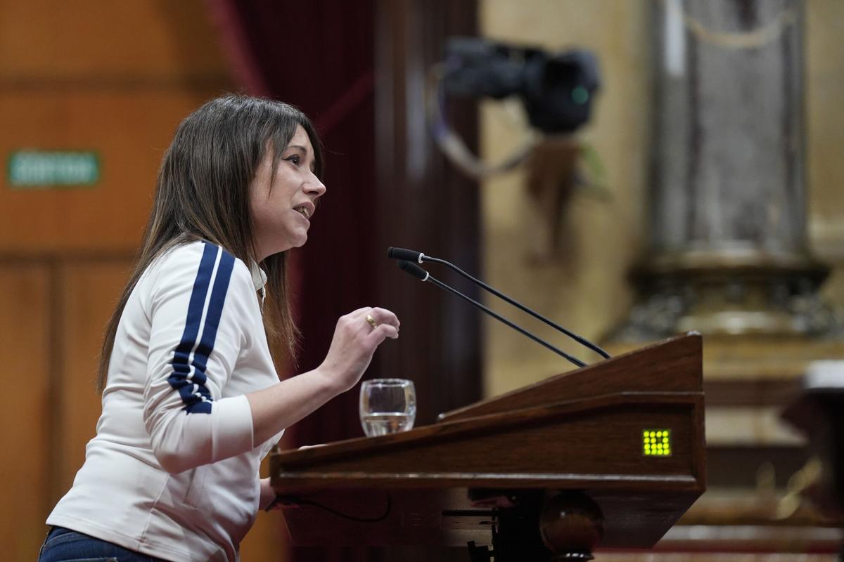 La diputada de la CUP, Laure Vega, durante una intervención en el pleno del Parlament