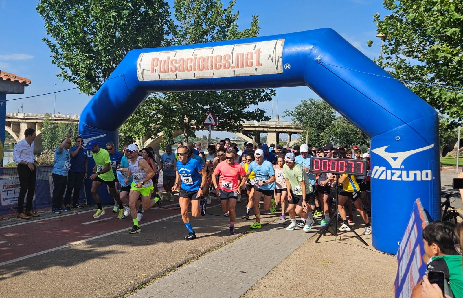 Los corredores salen de la meta en la V Carrera Popular 'Ven a correr con los médicos', celebrada en Badajoz.